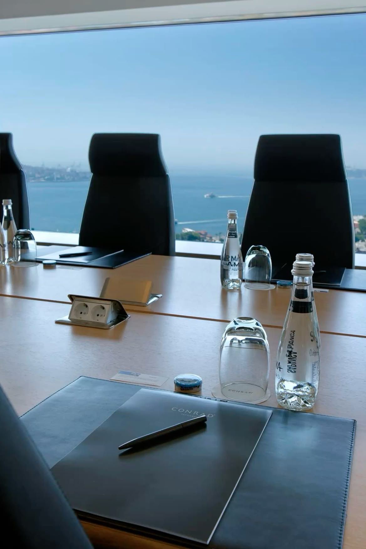Documents contractuels devant la skyline de Dubaï