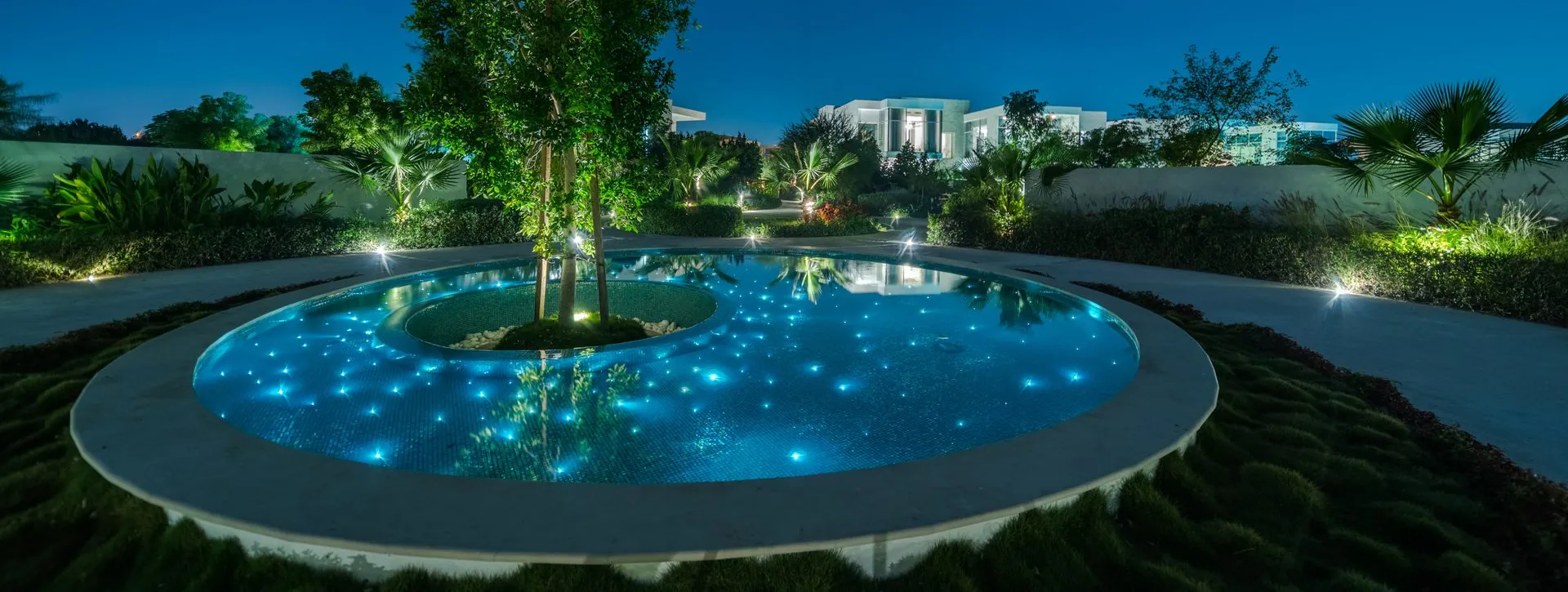 Piscine ronde la nuit